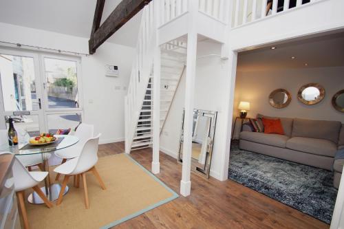 Air Host and Clean - Apartment 1 Broadhurst Court sleeps 4 minutes from town centre - image 11