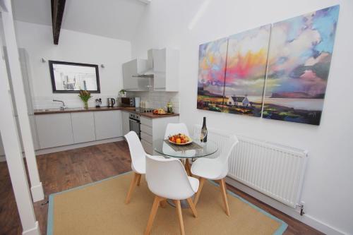 Air Host and Clean - Apartment 1 Broadhurst Court sleeps 4 minutes from town centre - image 6