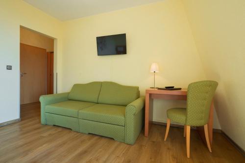 1 queen bed, 1 sofa bed