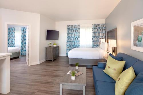 2 queen beds, 1 sofa bed