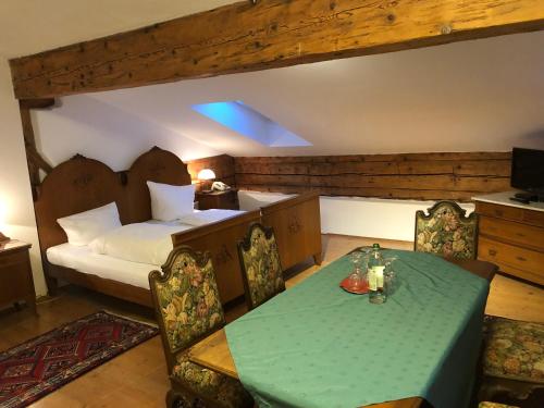 3 bedrooms, 4 beds