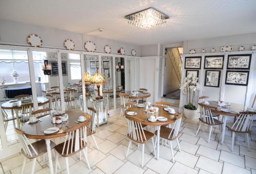 Clifton Villa - Southport - image 4