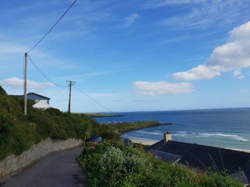 Idyllic Inchydoney Beach Cottage - Amazing sea views, path to beach!