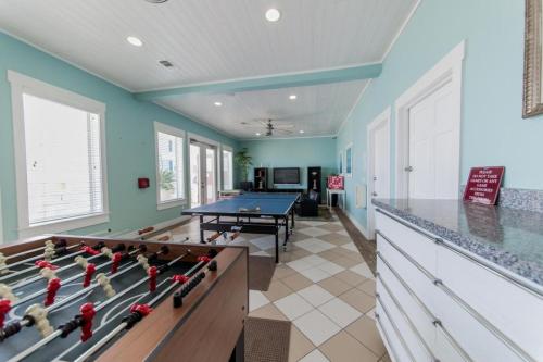 Resort Pools Hot Tub & More in this Spacious 3BR Just a Short walk to Beach - main image
