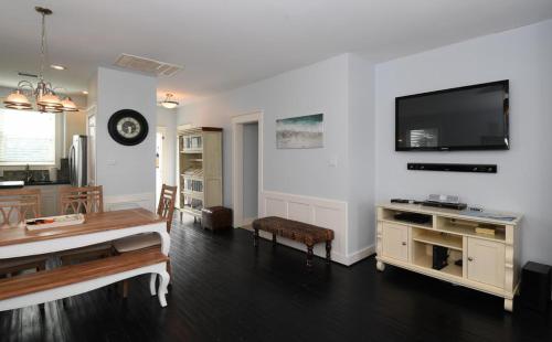 Resort Pools Hot Tub & More in this Spacious 3BR Just a Short walk to Beach - image 8
