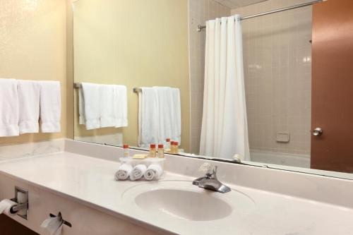 Days Inn By Wyndham Selma Photo 32