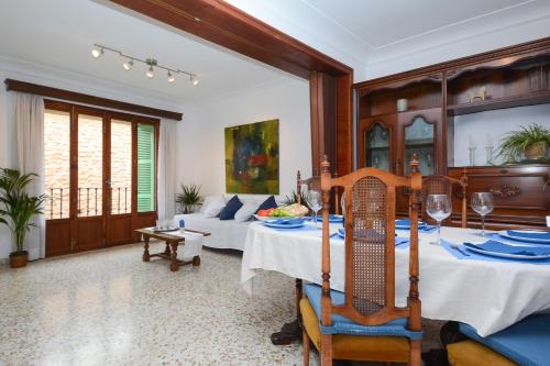 บริการและสิ่งอำนวยความสะดวก, Alcudia Petit - Turismo de Interior in อัลกูเดีย