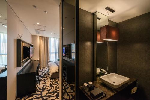 room detail thumbnail 2