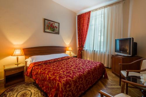 Hotel Los Set in a prime location of Moscow, Hotel Los puts everything the city has to offer just outside your doorstep. Both business travelers and tourists can enjoy the propertys facilities and services. Se