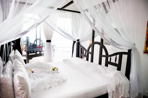 1 king bed, 1 twin bed