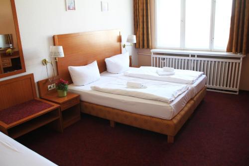 3 twin beds