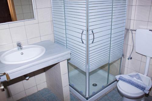 Sunshine Studios & Apartments - image 13