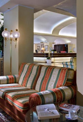ห้องส่วนกลางสำหรับนั่งเล่น/ดูทีวี, Grand Hotel Terme & Spa in มอนเตกรอตโต เตร์เม