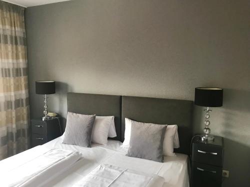 1 king bed, 1 twin bed
