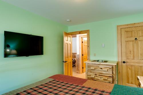 3 queen beds, 1 futon bed
