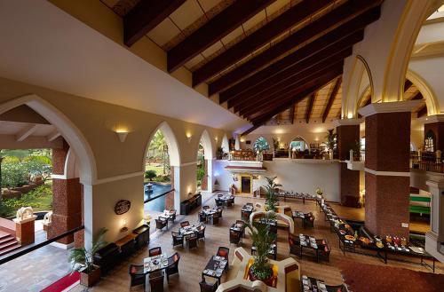 Restaurant, Caravela Beach Resort near Varca Beach