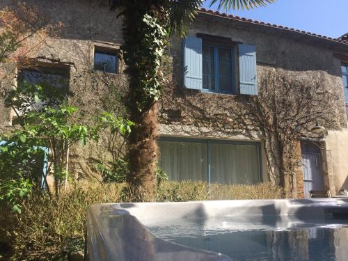 La Maison aux Volets Bleus in Saint-Martin-De-Gurson