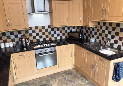 Kitchen, Southgrove View, Family Holiday Cottage in Ventnor East