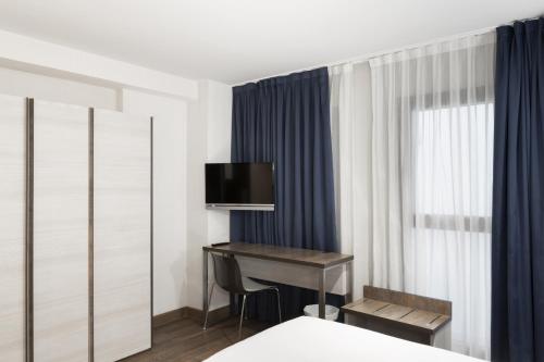 Double or Twin Room (1-2 Adults) image 8