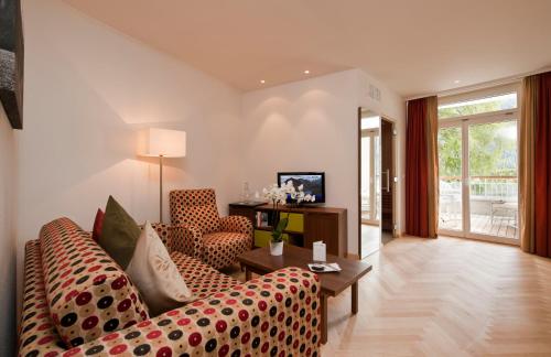 1 king bed, 1 sofa bed