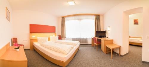 1 queen bed, 2 twin beds