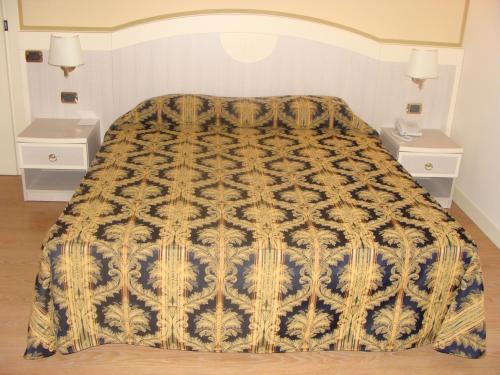 1 queen bed, 2 twin beds