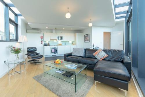 Cleyro Serviced Apartments - Finzels Reach - image 5