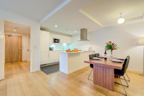 Cleyro Serviced Apartments - Finzels Reach - image 8