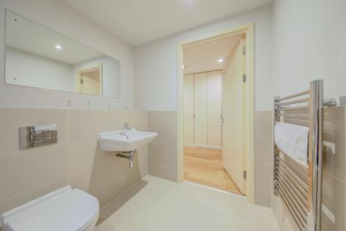 Cleyro Serviced Apartments - Finzels Reach - image 13