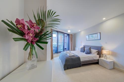 Cleyro Serviced Apartments - Finzels Reach - image 11