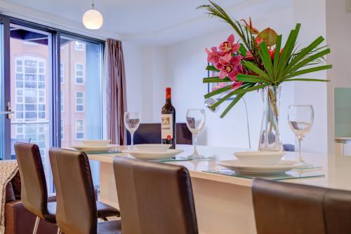 Cleyro Serviced Apartments - Finzels Reach - image 6