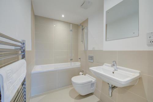 Cleyro Serviced Apartments - Finzels Reach - image 10