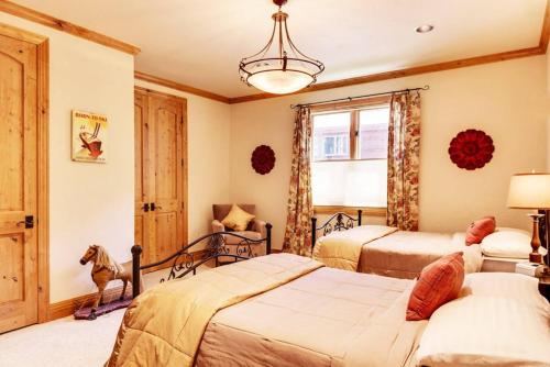 Lazy Fox Lodge In National Forest - image 8