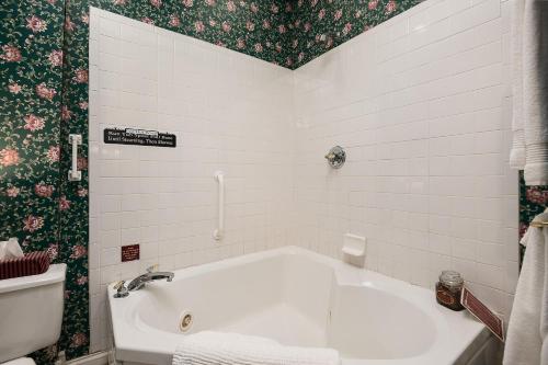 Deluxe Queen Room with Two Queen Beds
