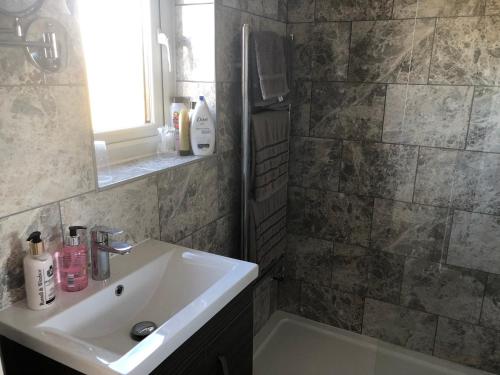 Waterside Guesthouse - image 2