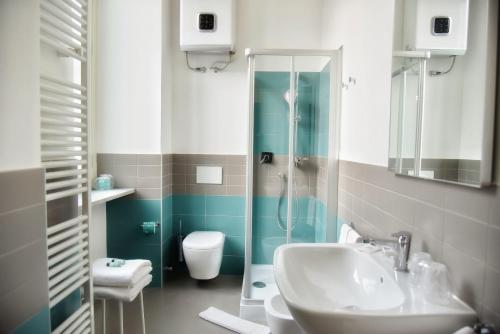 Deluxe Double or Twin Room image 8