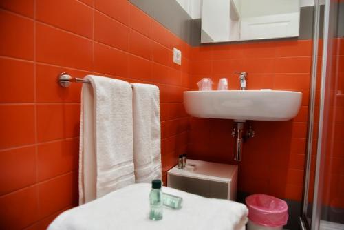 Standard Double or Twin Room image 7