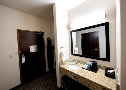 Cobblestone Inn & Suites – Manchester