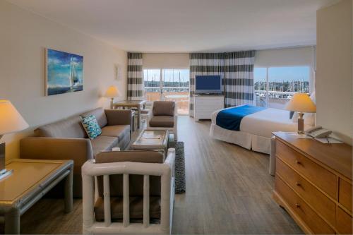 Bay Club Hotel and Marina - image 4