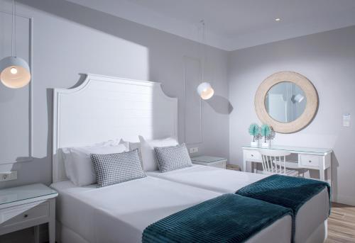 Double or Twin Room image 10