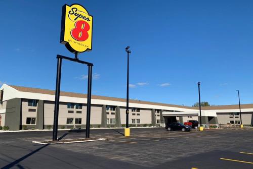 Super 8 by Wyndham South Holland in South Holland, USA