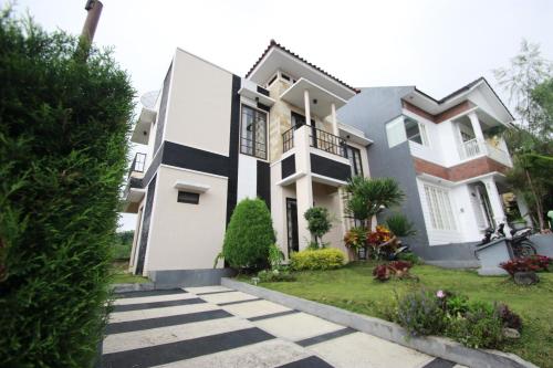 Kusuma Pinus F-8 by Kusuma Estate