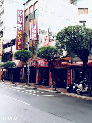 Entrance, Meets Happy Hotel in Yonghe District