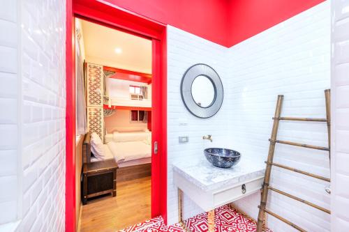 room detail thumbnail 2