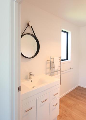 Bathroom, 5 - Delightful Space in Tranquil Neighbourhood, Close to the Lake in Wanaka