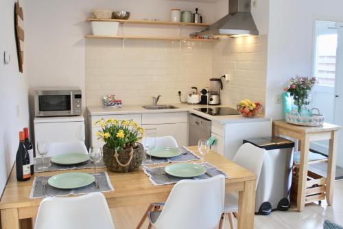  Spacious Family Holiday Home (7p), Free indoor parking, Pension in Zandvoort