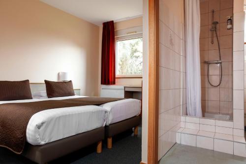 2 twin beds
