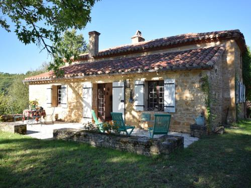Charming Holiday Home with Deckchairs, Garden, Terrace, BBQ gîte à louer Sauveterre-la-Lémance