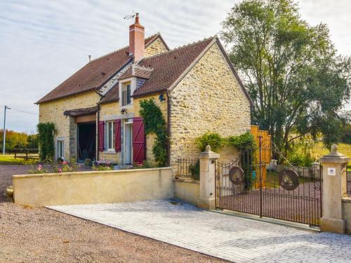 Boutique Holiday Home in Charenton-du-Cher Near River gîte à louer Bois d'Acons