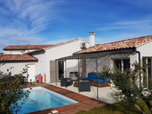 Modern Holiday Home in Piolenc with Pool gîte à louer Piolenc